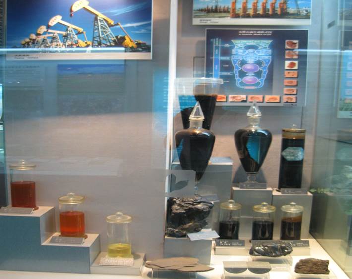 Образцы китайской нефти в Геологическом музее в Пекине