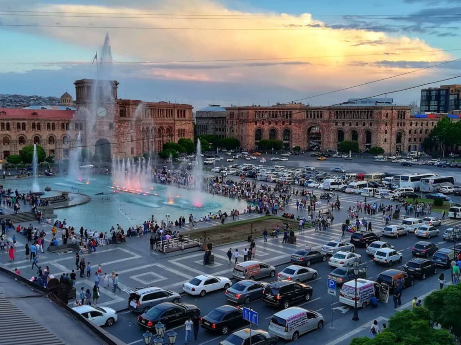 Ереван сегодня сейчас. Республиканская площадь Еревана. Армения Ереван площадь Республики. Площадь революции Ереван. Площадь Спандаряна Ереван.