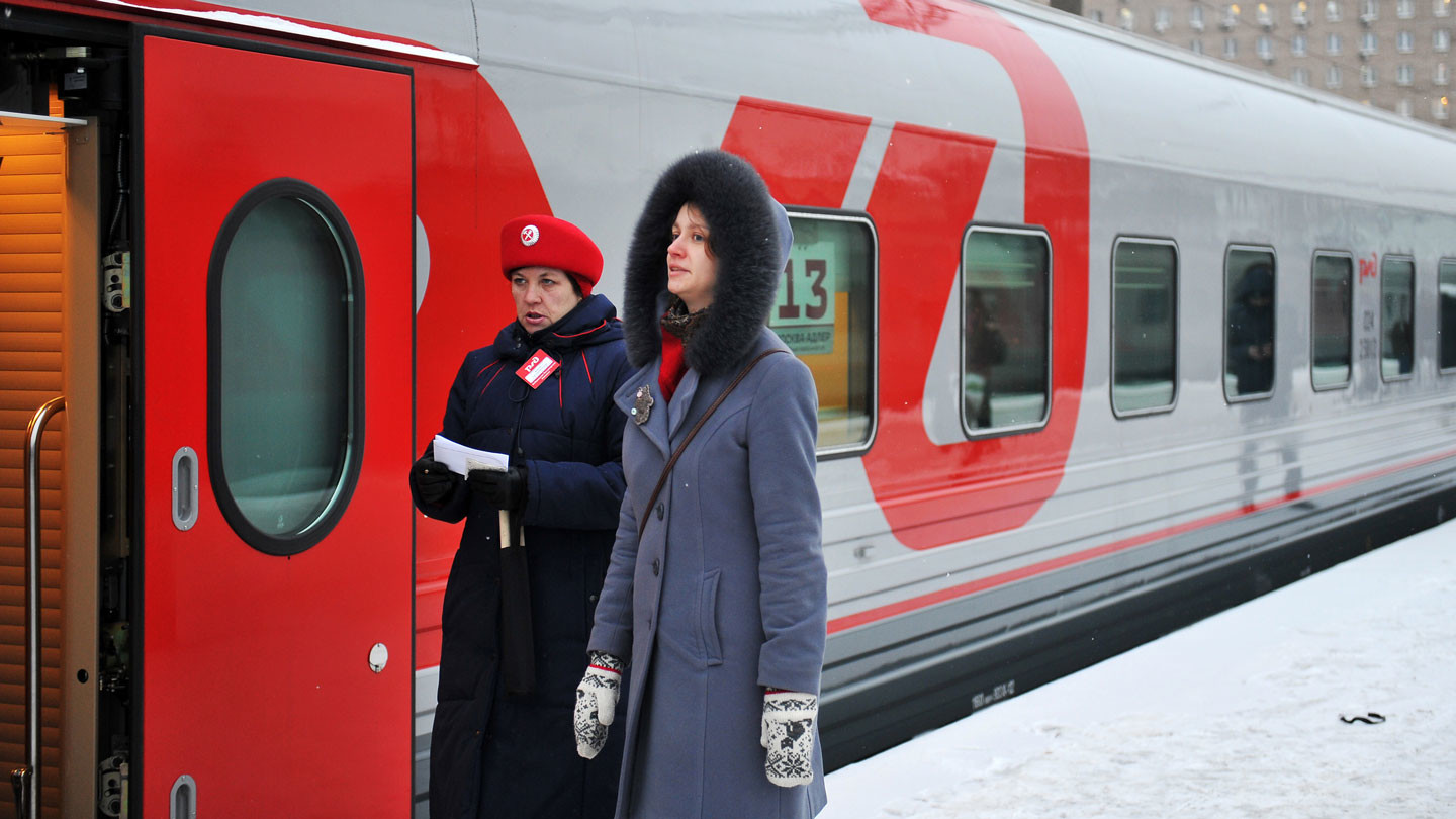 Есть поезд москва. РЖД/ФПК поезд. Зимняя форма проводника РЖД. Проводница зимой. Пассажирская компания.