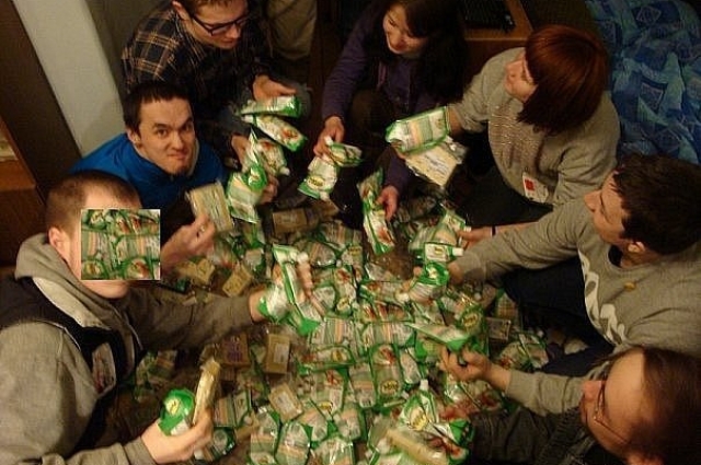 Фриганы собираются вместе и едят продукты из мусорных баков