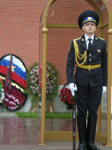 Стоящий на посту. Солдат на посту. Солдат по стойке смирно. Солдат в Карауле. Солдат на посту у вечного огня.