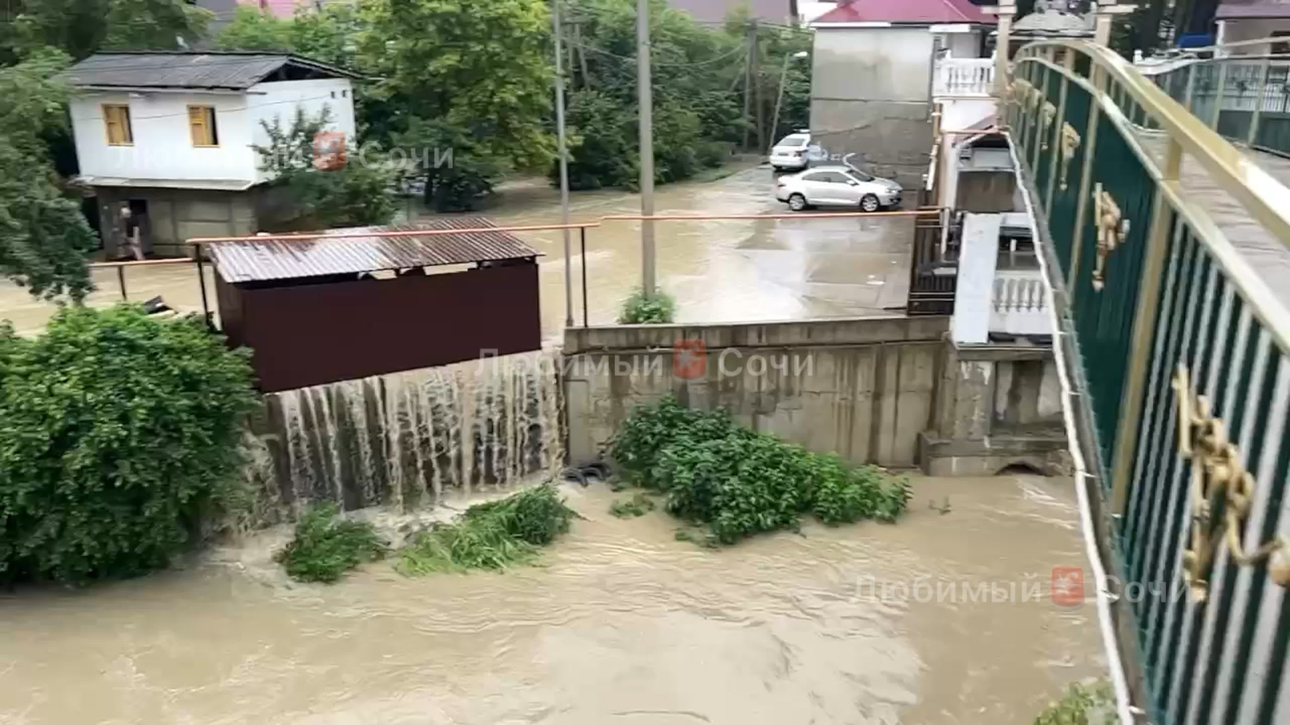 Сильные дожди в сочи. Потоп в Лазаревском 2022. Ливневые дожди в Сочи 2022. Лоо 2022. Лазаревское наводнение 2022.