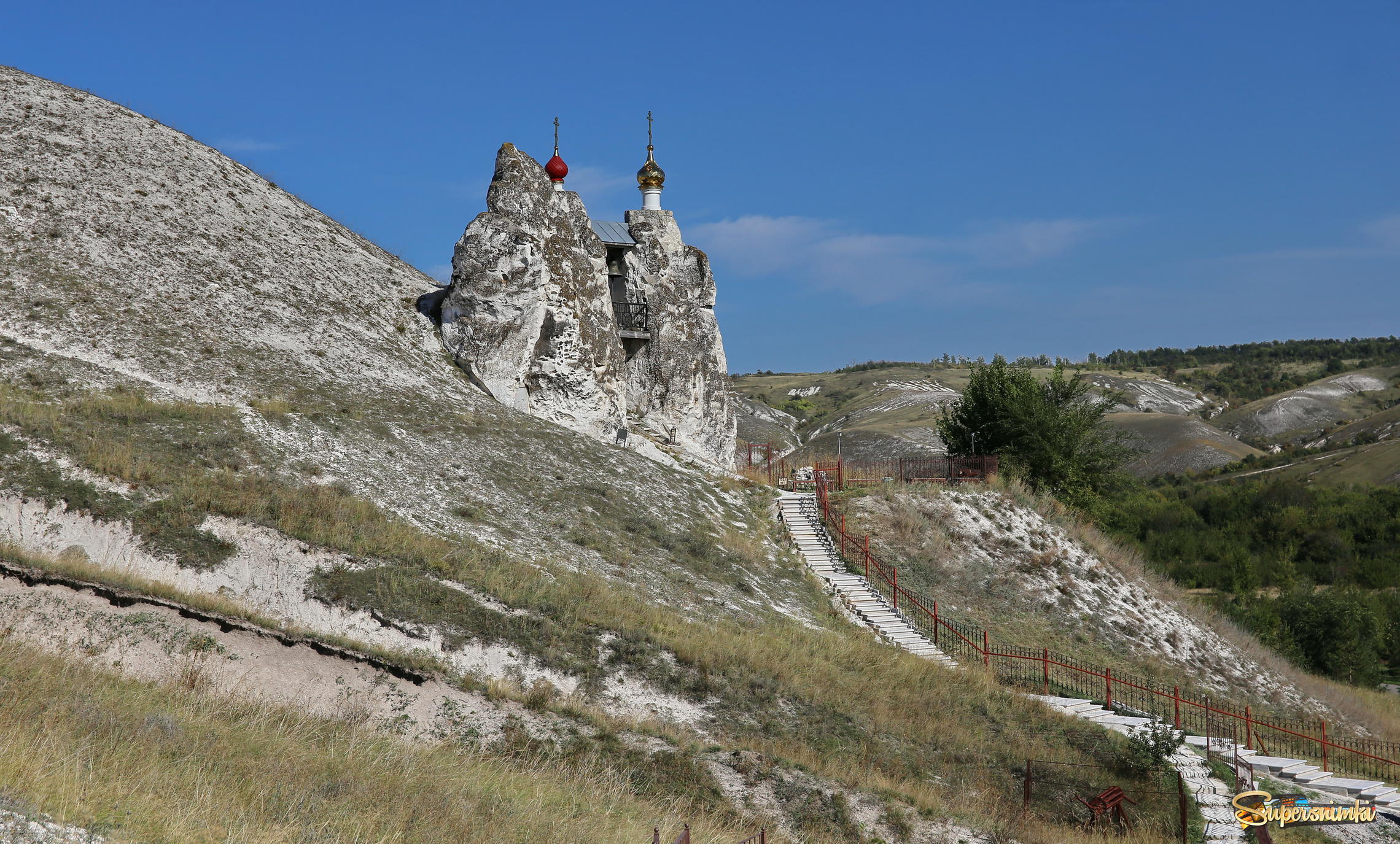 Монастырь в меловой горе. Спасский храм Костомарово. Костомаровский Спасский монастырь Воронежская область. Храм в скале Костомарово. Пещера покаяния в Костомарово.