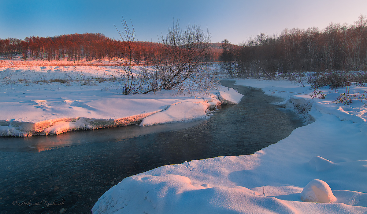 Река снежный сугроб. Река Снежная. Зимний берег реки. Река среди зимы. Снежная река Иркутская.