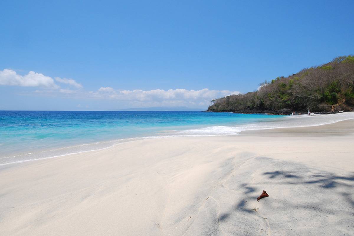 Белый пляж. Бали пляж Вайт Сенд. Пляж White Sand Beach Бали. Пляж Уайт-Сэнд. White Sand Beach - Уайт Сэнд Бич - пляж белый песок.