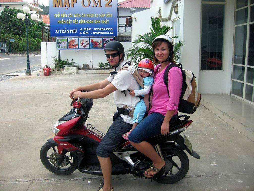 Байк в паттайе. Скутер для детей. Байк в Тайланде с ребенком. Перевозка детей на мопеде. С ребенком на скутере в Тайланде.
