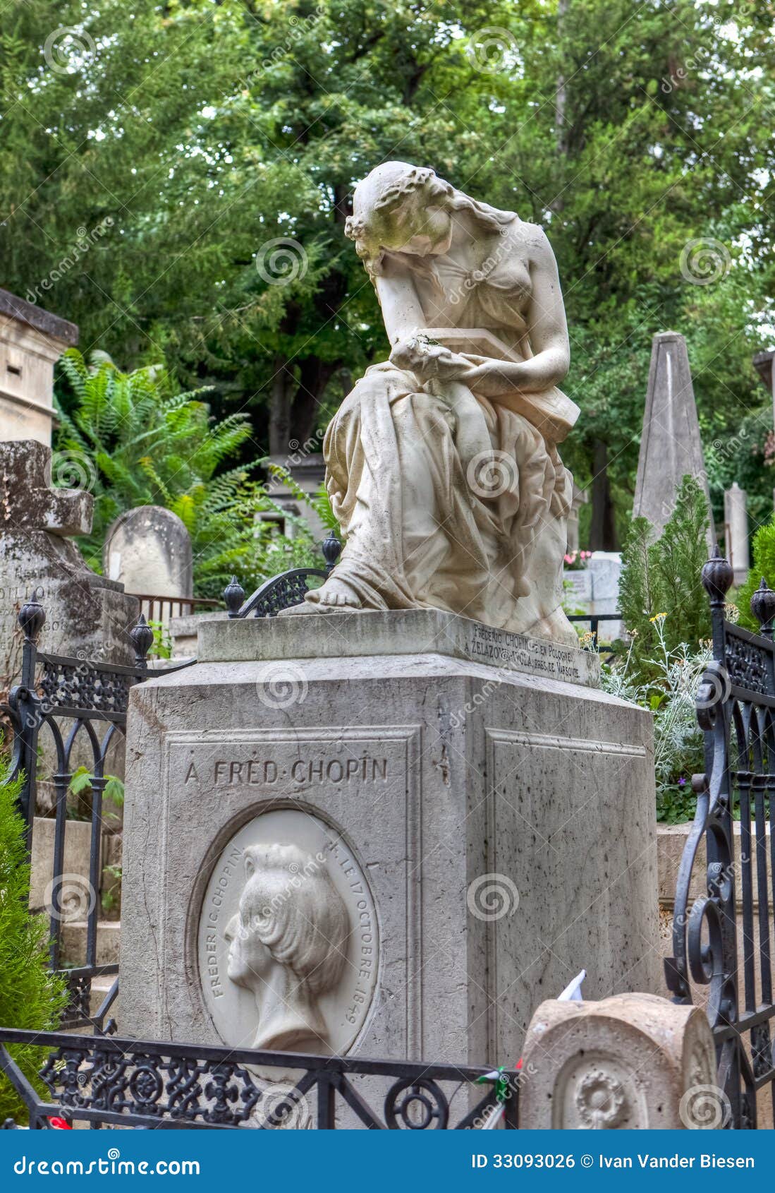 Похороненный шопен. Фредерик Шопен могила. Могила Шопена во Франции. Могила Шопена в Варшаве.
