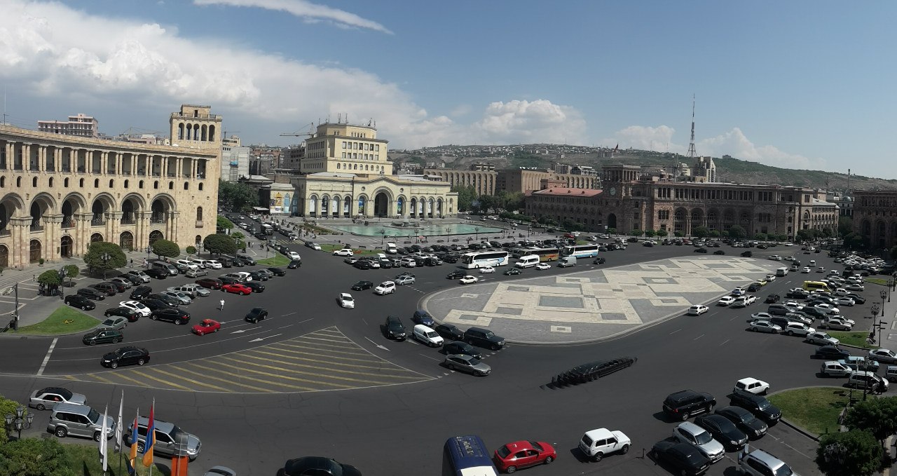 Белый ереван. Площадь свободы Ереван. Ереван Каскад площадь. Центральная площадь Еревана. Армения Ереван центр.