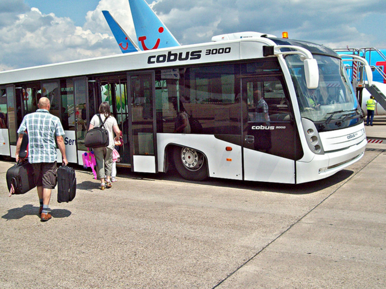 В пути на автобусе в аэропорт. Cobus 3000 Шереметьево. Cobus автобус Шереметьево. МАЗ-171 Shuttle Bus. Cobus 3000 Домодедово.