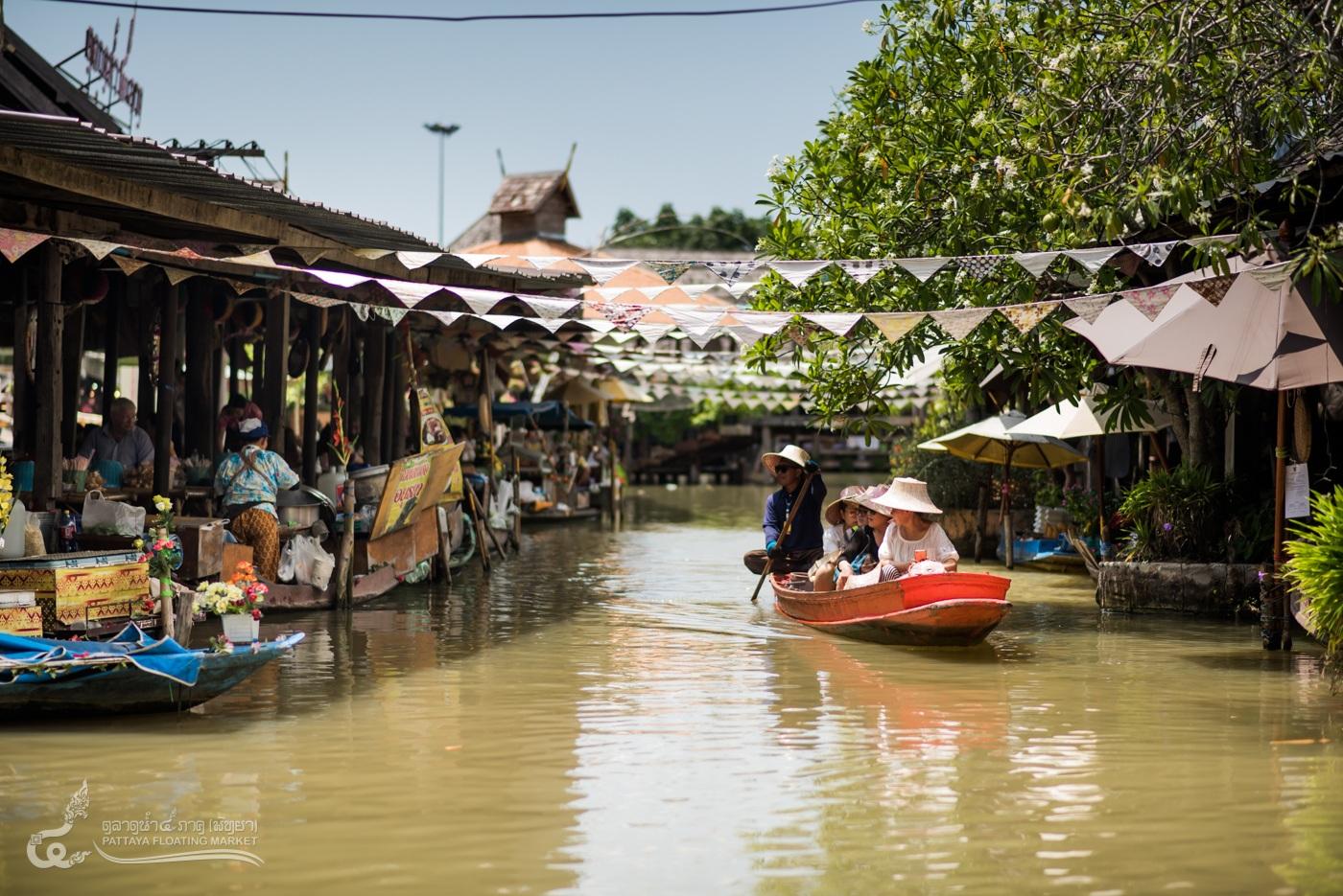 Погода и вода в паттайе. Плавучий рынок в Тайланде. Плавучий рынок в Паттайе 2023. Плавучий Маркет Паттайя. Плавучий рынок Петтах Коломбо.