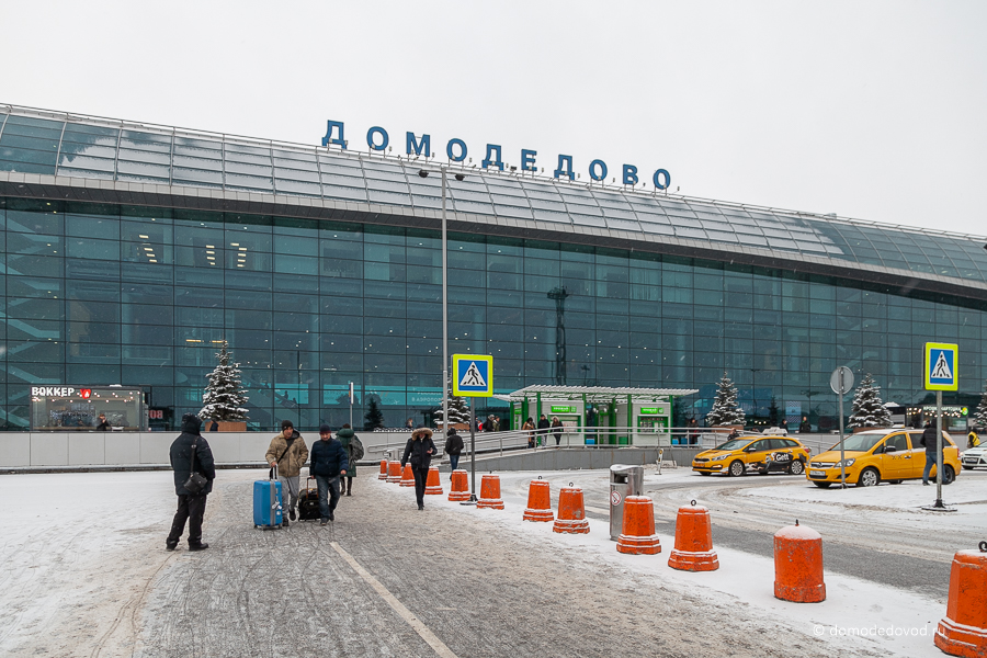 Фото аэропортов сейчас. Аэровокзал аэропорта Домодедово. Аэропорт Домодедово зимой. Аэропорт Домодедово 2018. Москва аэропорт Домодедово зимой.