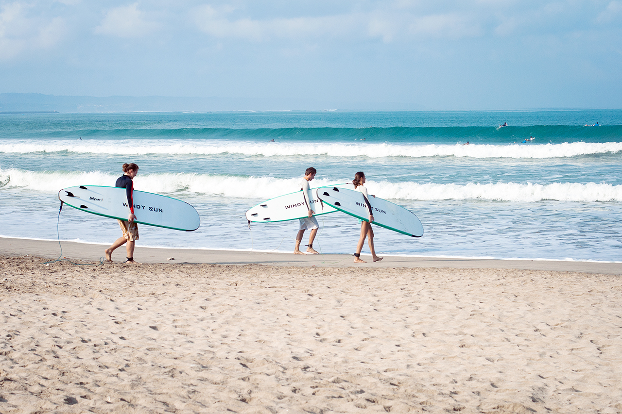 Surf coast. Кута Бали серфинг. Убуд Бали серфинг. Бали пляж серф. Пляж Бали серфинг Кута.