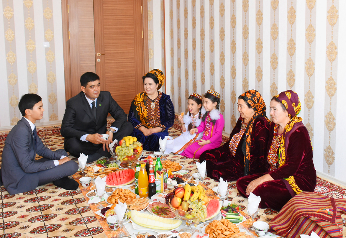 Как живут туркмены. Туркменистан город Мары Шатлык. Туркменская семья. Жизнь в Туркменистане. Туркменистан люди.