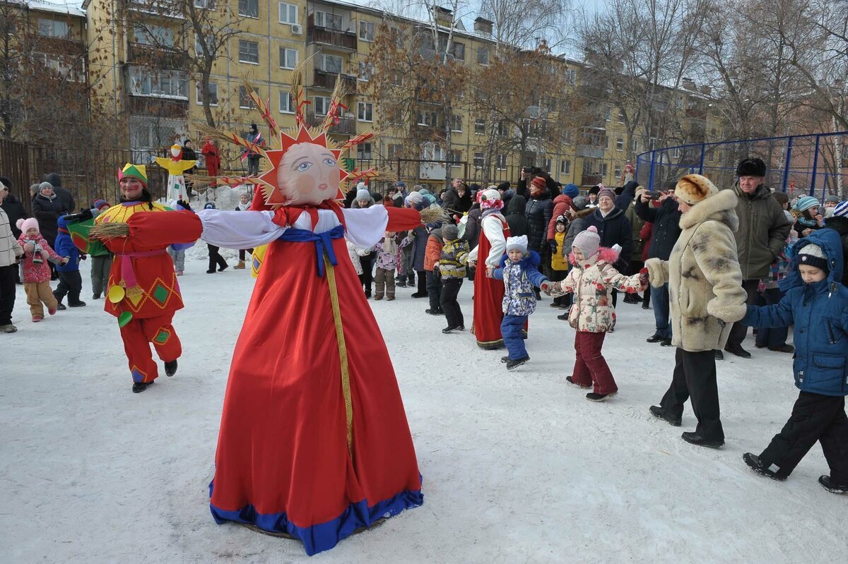 Зимние праздники фото. Масленица хоровод вокруг чучела. Праздник проводы зимы. Хоровод вокруг Масленицы. С праздником проводы зимы с Масленицей.