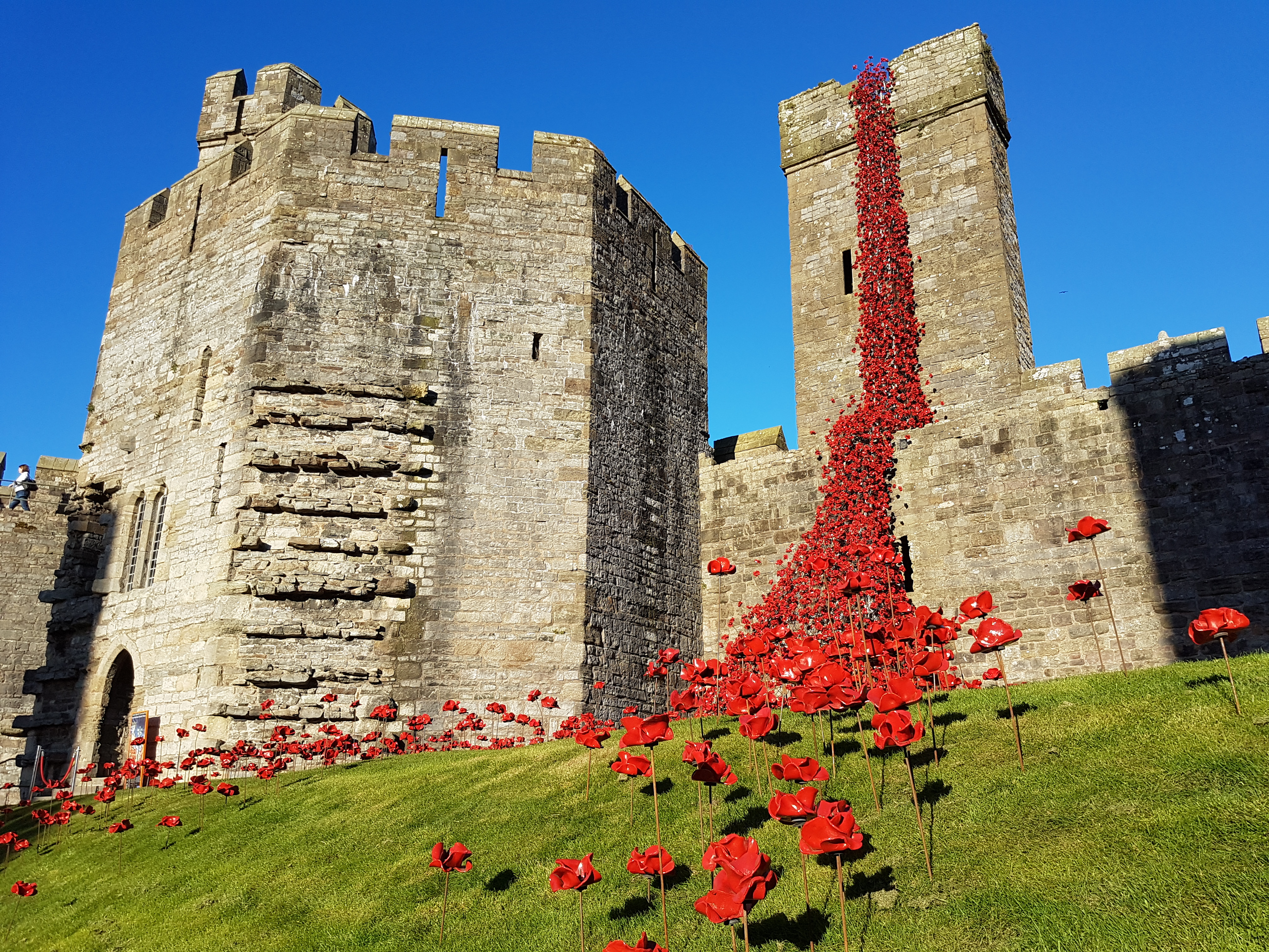 Caernarfon castle. Замок Карнарвон. Уэльс Caernarvon. Уэльс замок римлян. Замки Уэльса.