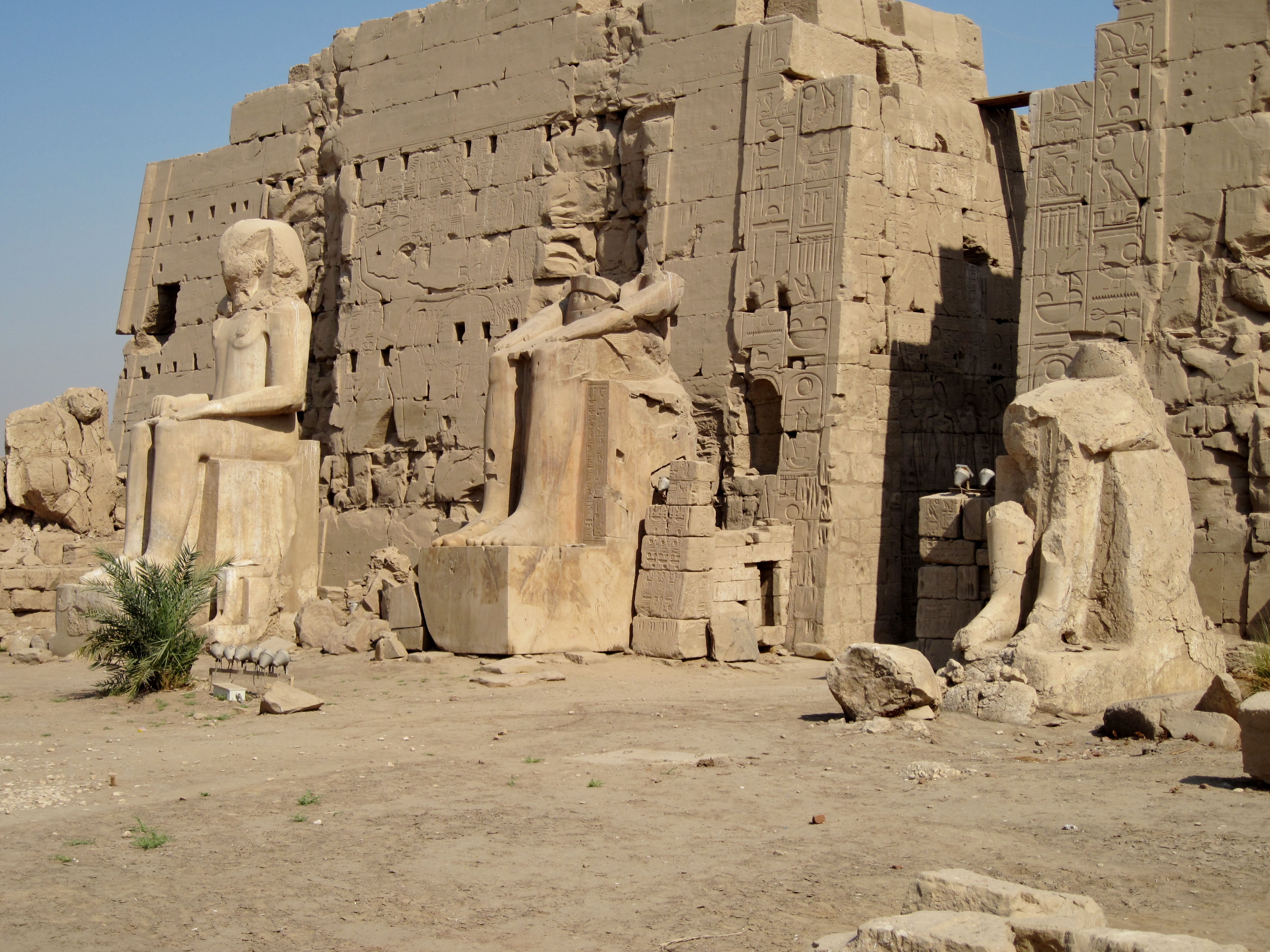 Что такое мемфис в древнем египте. Храм Птолемея III В Карнаке. Мемфис город в Египте. Карнак корабль. Серьга Карнака.