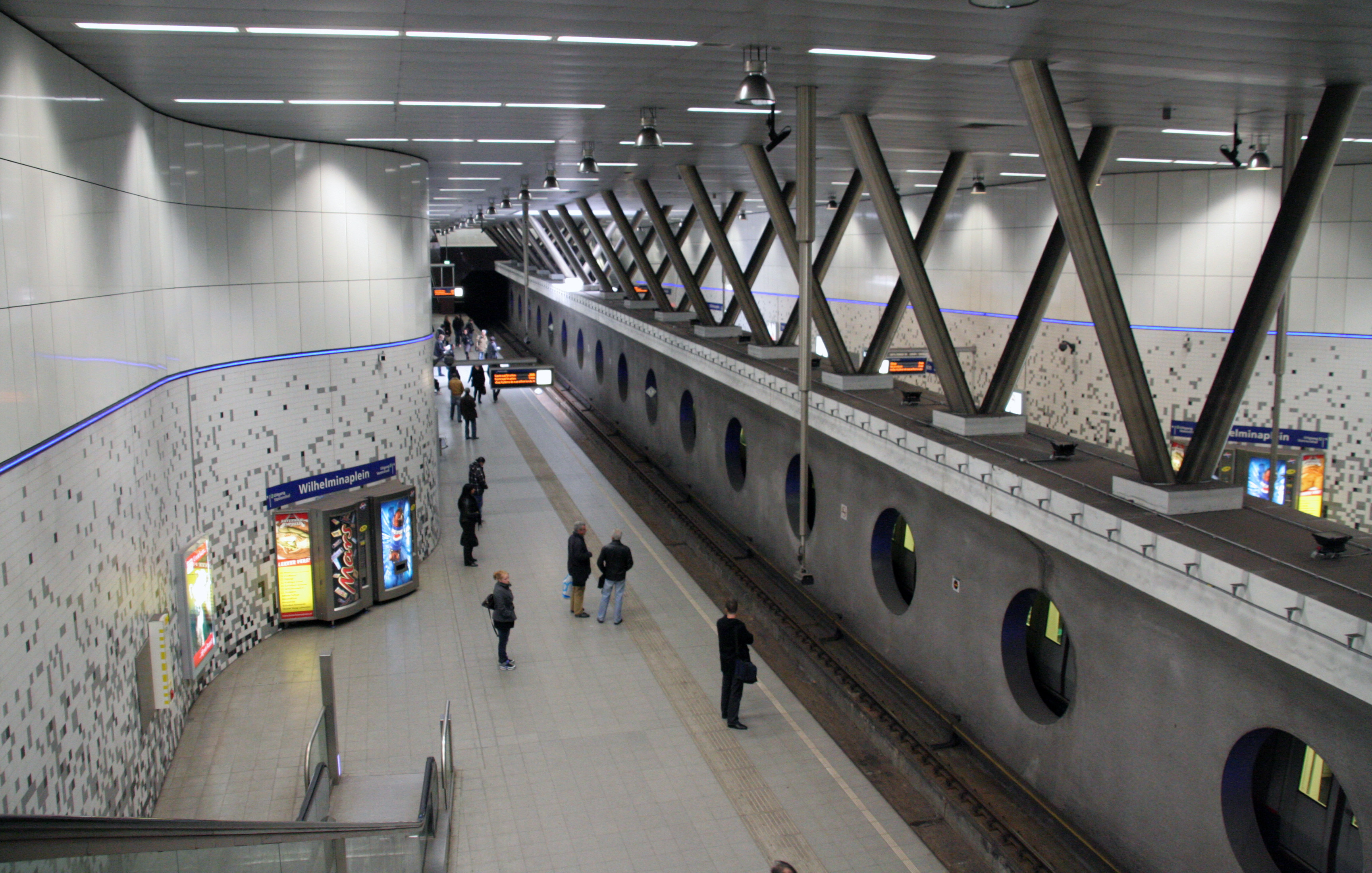 Станция м. Wilhelminaplein Rotterdam Metro. Станция метро Wilhelminaplein. Метро Роттердам станции. Роттердамский метрополитен.