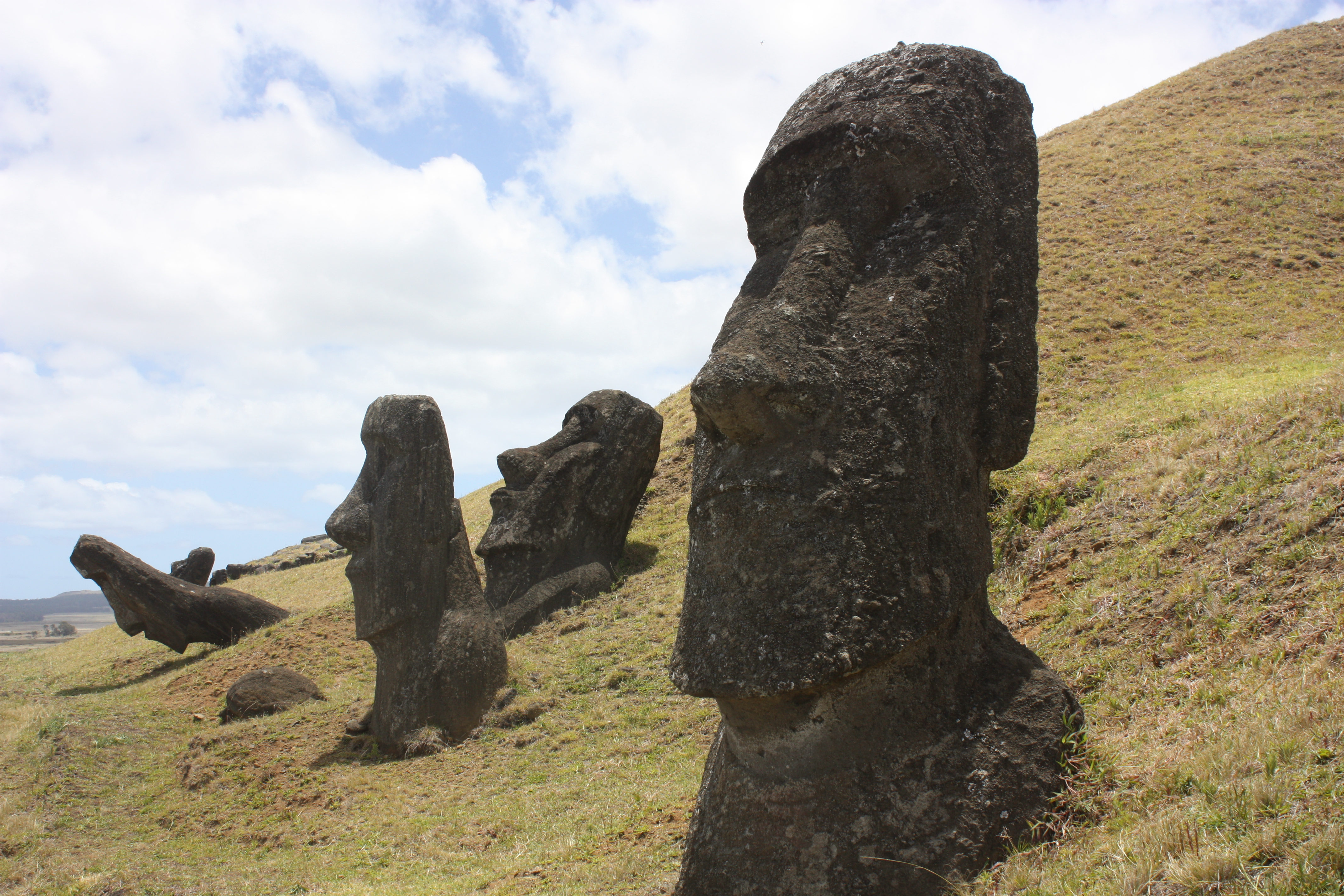 Каменные статуи острова пасхи страна. Каменные истуканы острова Пасхи. Иркутск каменные истуканы острова Пасхи. Рапа-Нуи остров. Идолы острова Пасхи.