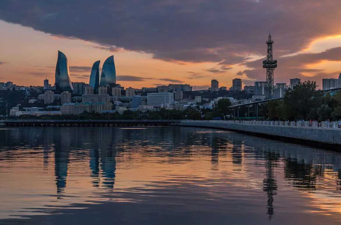 Бакинский. Каспийское море Баку. Море Каспий Баку. Баку берег Каспия. Каспийск море Азербайджан.