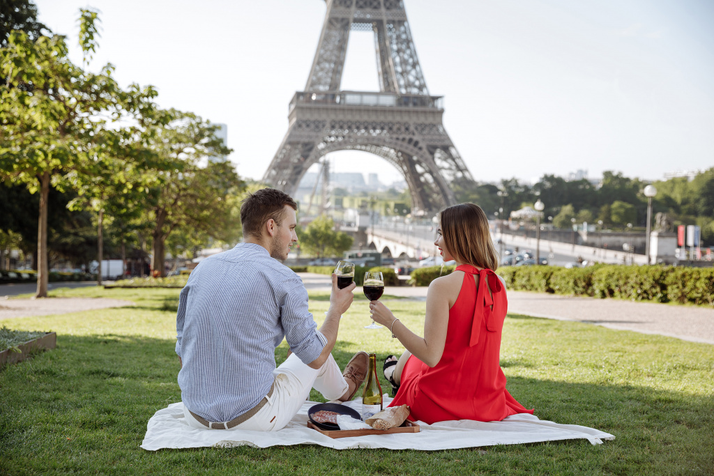 Love france. Эйфелева башня пикник. Влюбленные в Париже. Пикник возле Эйфелевой башни. Свидание в Париже.