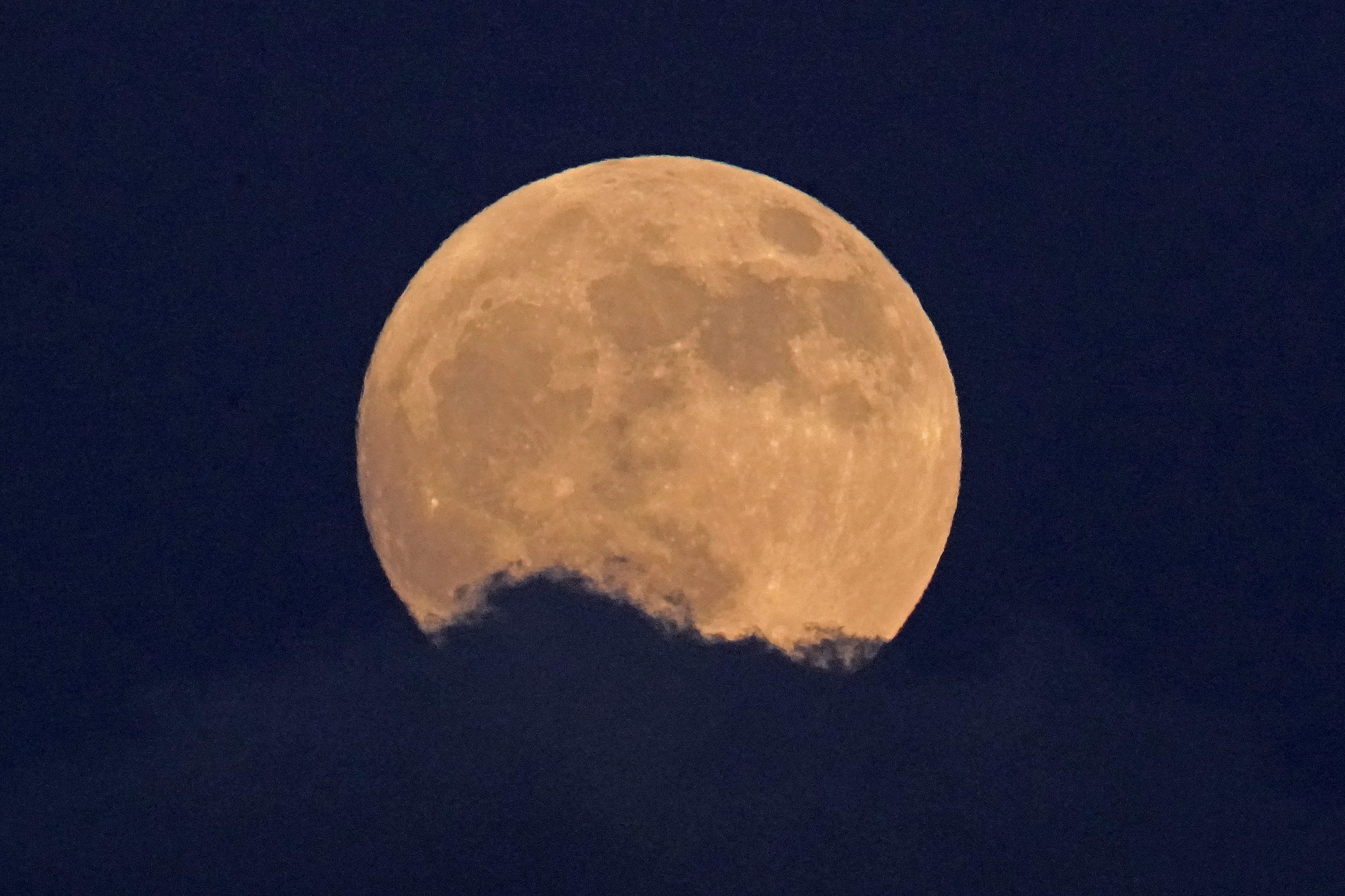Есть ли сегодня луна. Сегодняшняя Луна. Оранжевая Луна 2022. Большая Луна 2022. Перигей Луны фото.