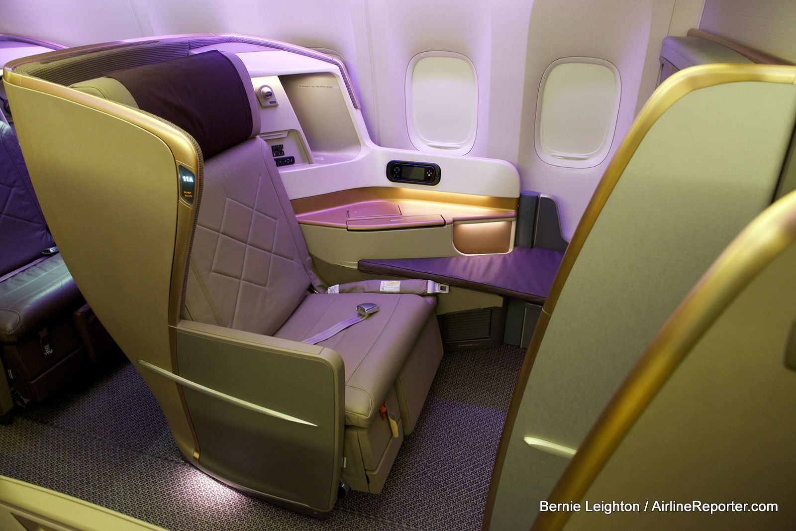 Бизнес класс б. Бизнес класс Боинг 777-300 сингапурских авиалиний. Boeing 777 внутри частный. Боинг 777 вип. Салон самолета бизнес класса.
