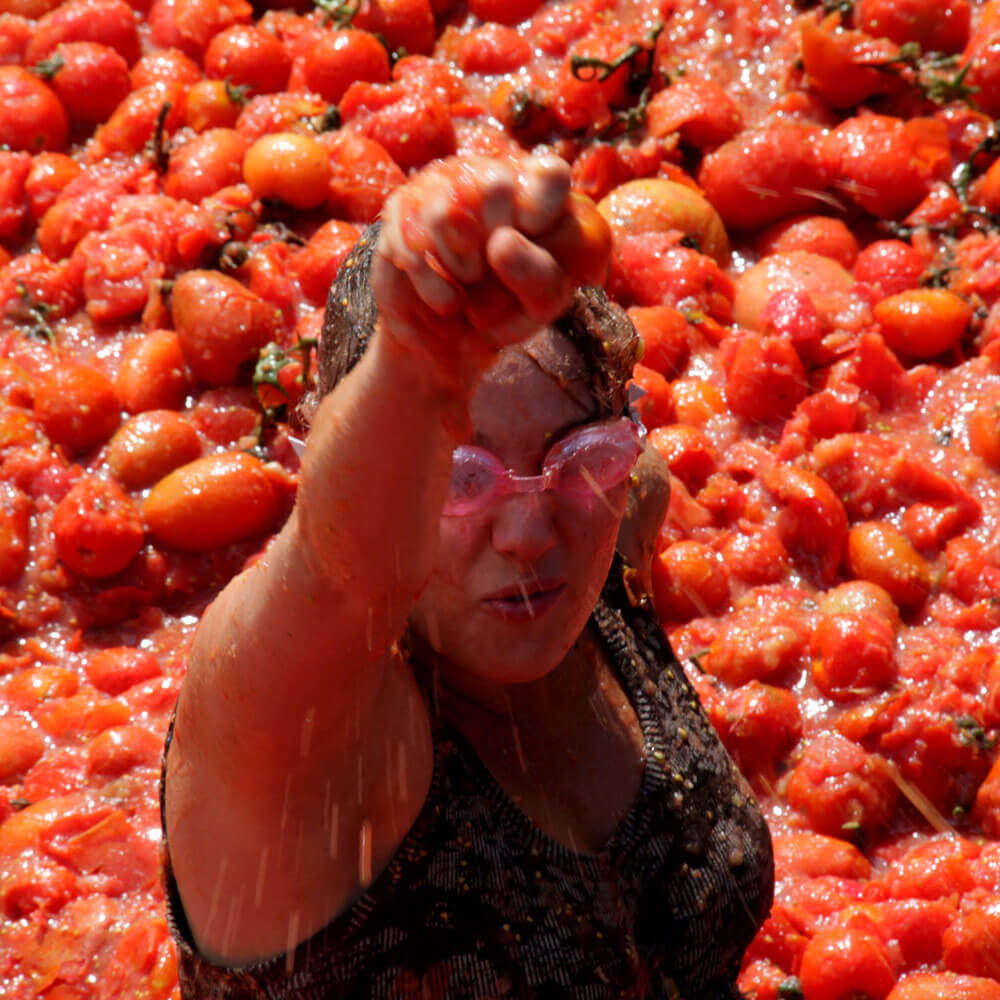 Мне весело но завтра будет месиво. Tomatina праздник праздник в Испании.