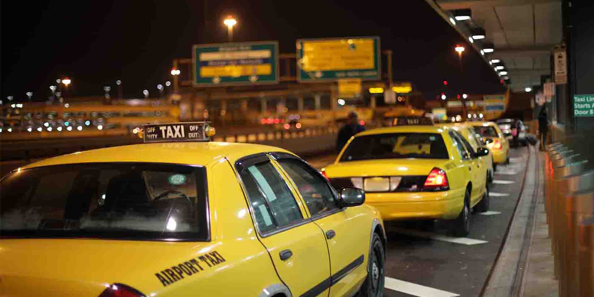 В такси после клуба. Таксисты в аэропорту. Аэропортовое такси. Трансфер такси. Ночной такси.