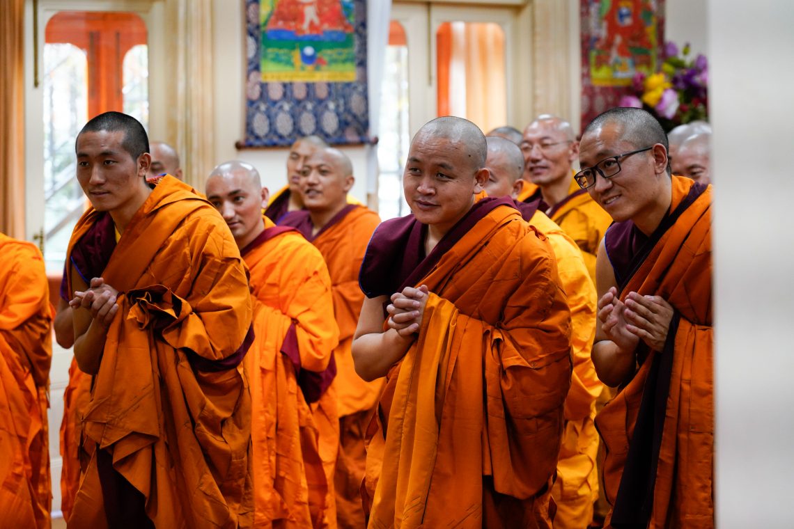 Слушать монах. Тибетский монах Далай лама. Монах Далай лама. Лама буддизм учителя буддизма. Тибетский священник лама.