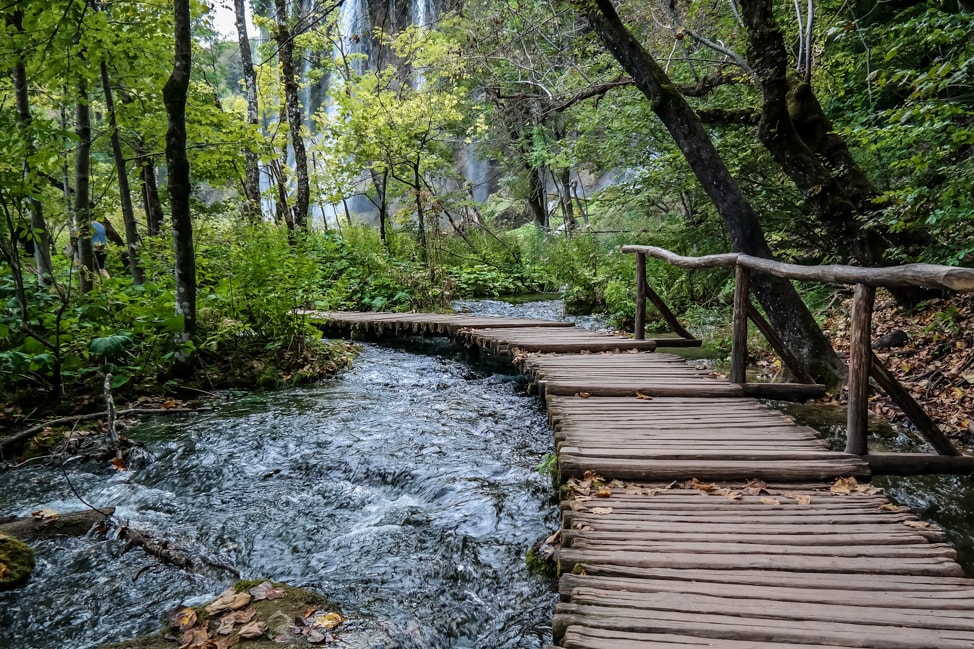 Visiting Plitvice Lakes: more of the wooden walkways over the lakes