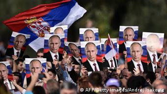 Сербские националисты с плакатами с изображением российского президента Владимира Путина