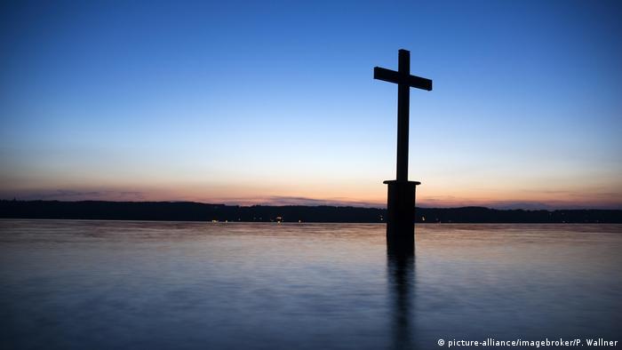 Памятный крест посреди воды на месте смерти Людвига II