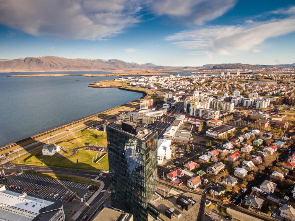 Reykjavik. Рейкьявик столица Исландии. Исландия Рик Явик. Рейк Явик столица. Рейкьявик с высоты.