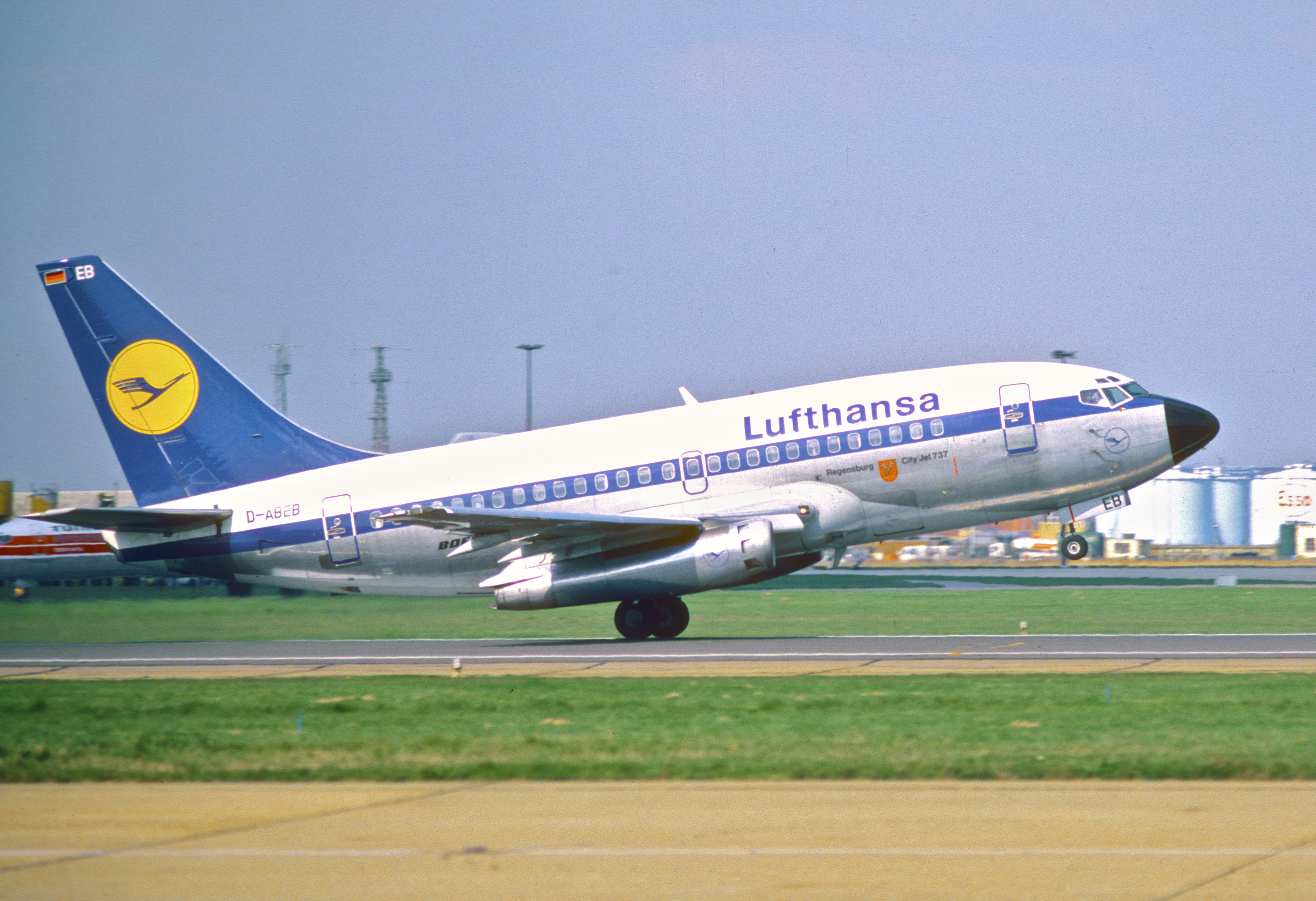 Самый первый 737-100, сейчас таких уже не осталось.