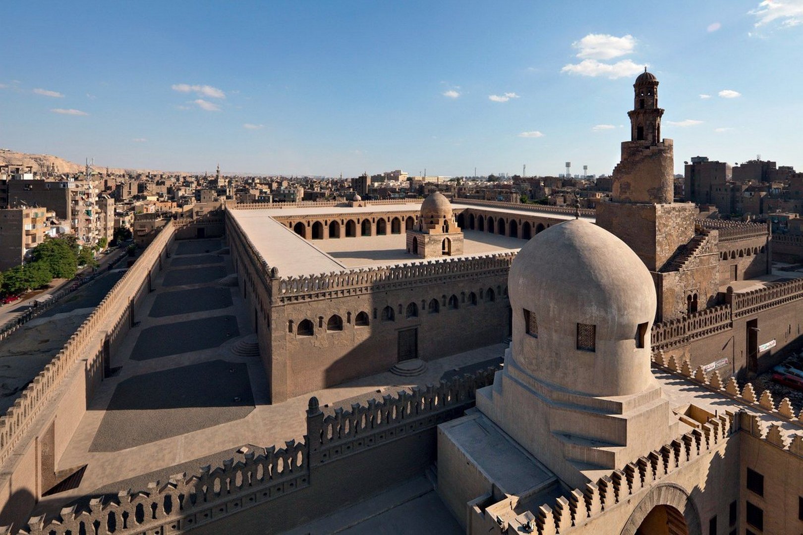 Мусульманский египет. Мечеть ибн Тулуна. Мечеть ибн Тулун в Египте. Мечеть ибн Тулуна мечети Каира. Мечети ибн Тулуна в Каире (876—879)..