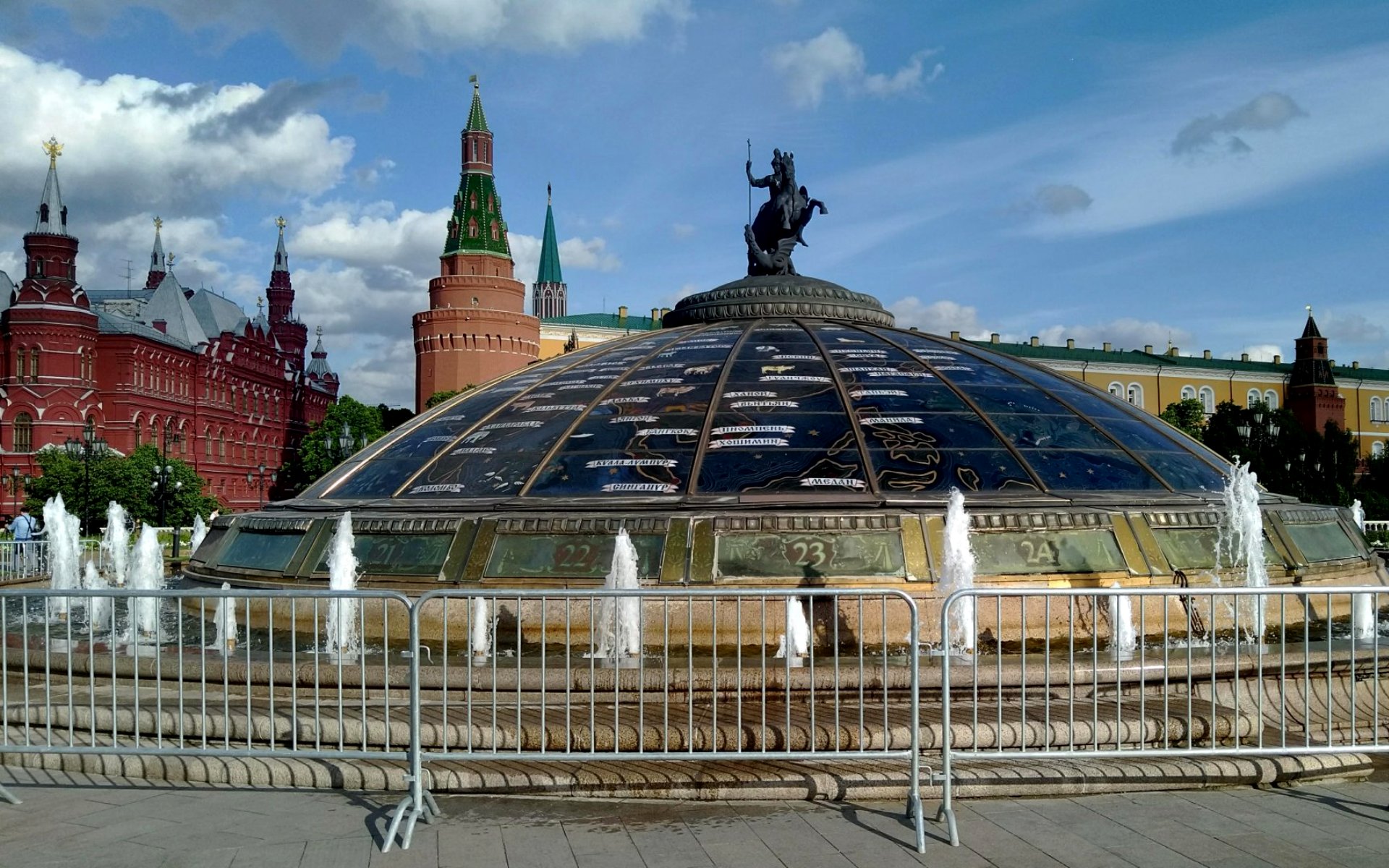 Рядом с кремлем. Охотный ряд, Москва, Манежная площадь. Кремль Москва Манежная площадь. Часы мира Манежная площадь. Охотный ряд Манежная площадь 1-2.