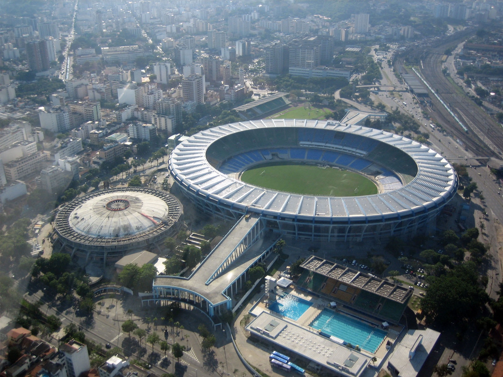 Знаменитый стадион в рио. Маракана Рио-де-Жанейро. Маракана стадион Тбилиси. Карнавал стадион Маракана. Маракана 2022.