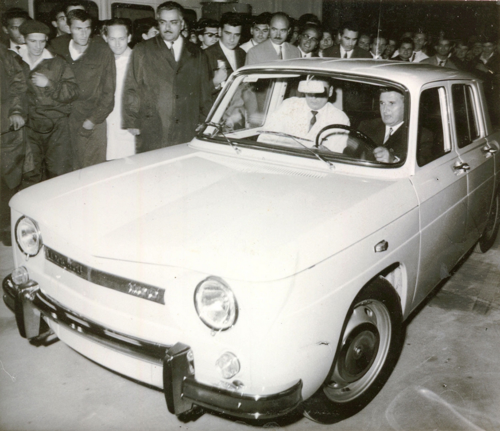 nicolae_ceausescu_driving_the_first_dacia_car.jpg