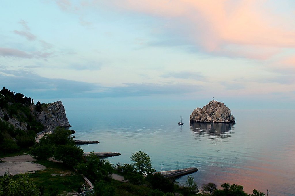 Гурзуфе сайт. Гурзуф Аю Даг дача Чехова. Вечерний Гурзуф. Дача Чехова Гурзуф медведь гора. Пляж адалары Гурзуф.