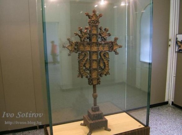 Крест Рафаила — уникальный образец резьбы по дереву, на котором изображены 104 религиозные сцены и 650 миниатюрных фигур. Монаху Рафаилу создание этого шедевра (окончен в 1802 г.) стоило 12 лет жизни и зрения