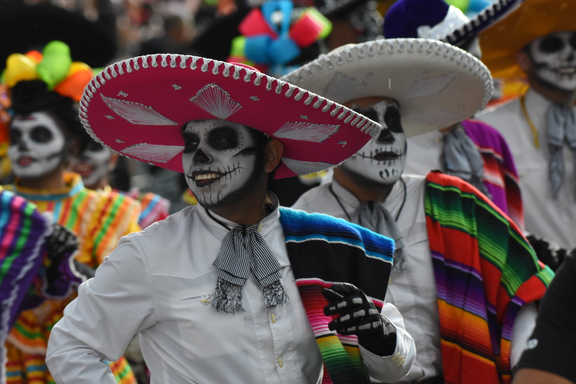 Большая часть населения мексики говорит. Мексика Эстетика Мариачи. День мертвых в Мексике. Карнавал в Мексике день мертвых. Мексиканские традиции.