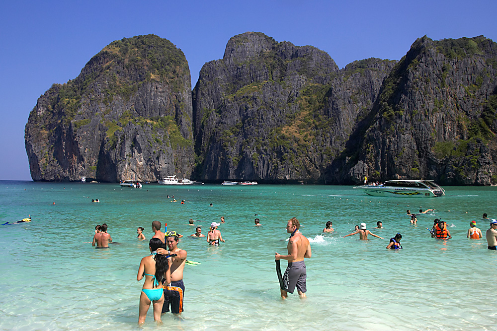 Сколько сейчас в тайланде. Тайская Ибица Пхи Пхи. Пхи Пхи туристы. Фильм пляж Бангкок. Турция Тайланд.