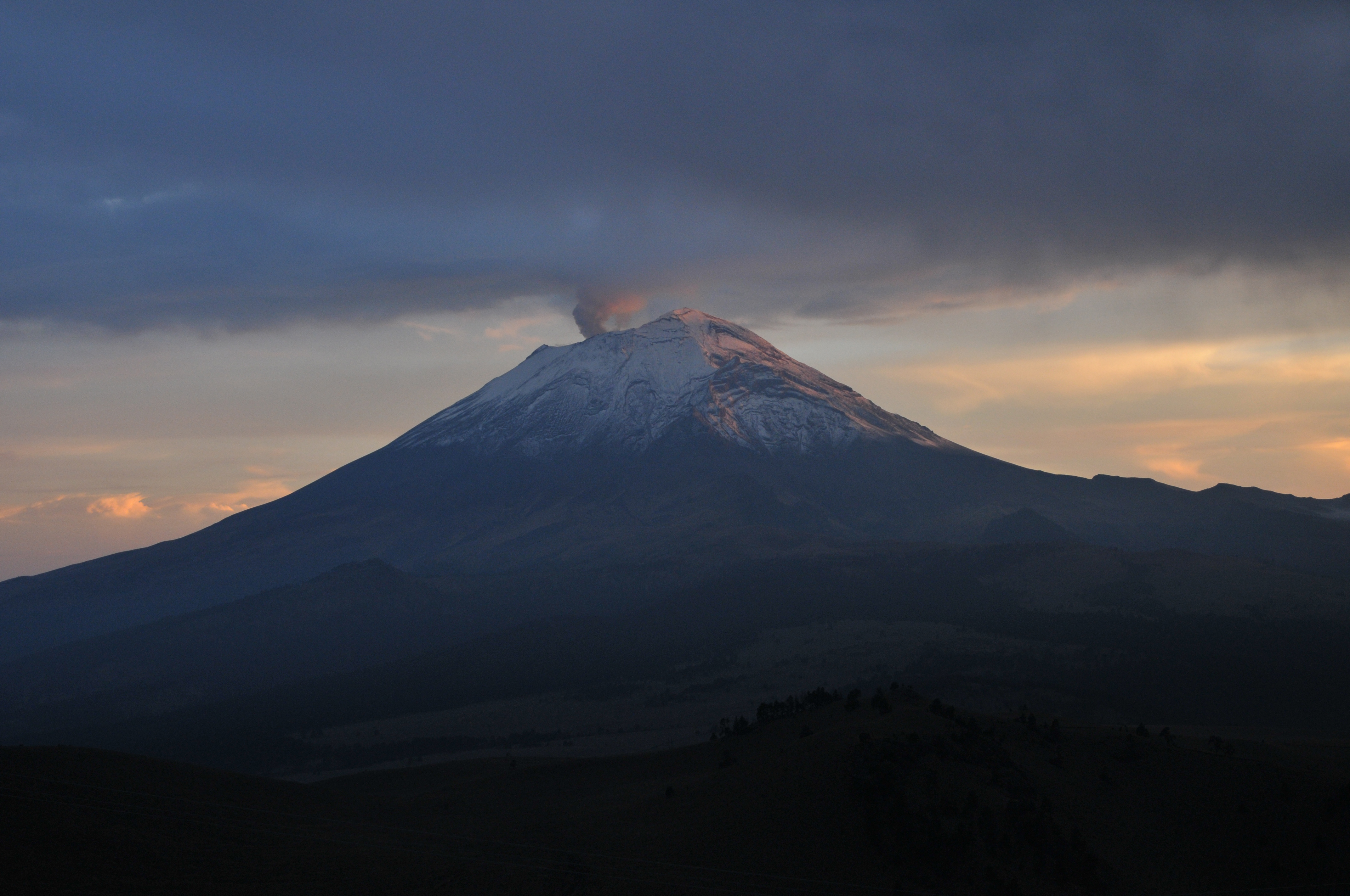 Наивысший вулкан северной америки. Мексика вулкан Орисаба. Мехико вулкан Орисаба. Вулкан Пико де Орисаба. Вулканы Мексики пик Орисаба.