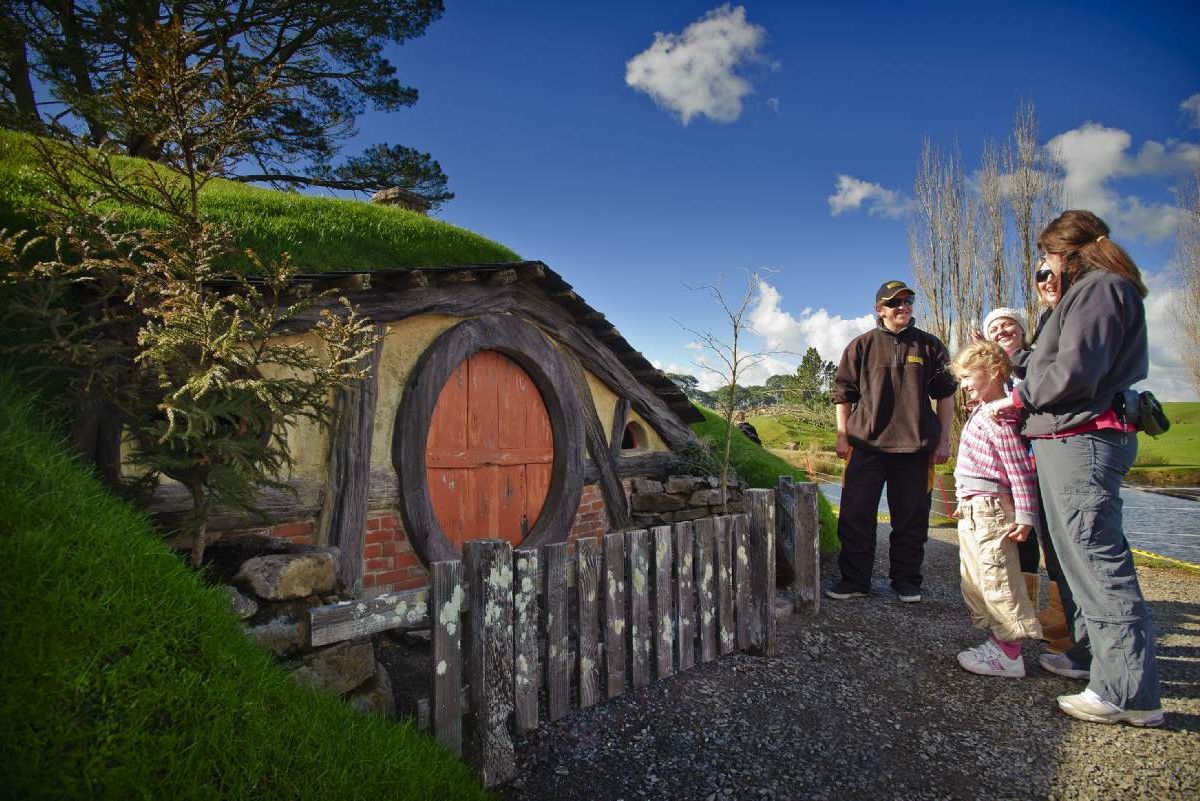 Где снималось реалити. Деревня Хоббитон в новой Зеландии. Деревня Хоббитон с туристами. Деревня Хоббитон в новой Зеландии туристы. Шир Хоббитон.