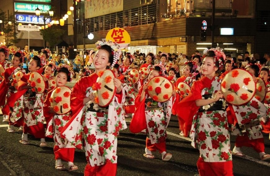 Japan holidays. Хана Мацури японский праздник цветов. Фестиваль цветов (хана Мацури) в Японии. Мацури праздник. Мацури праздник в Японии.