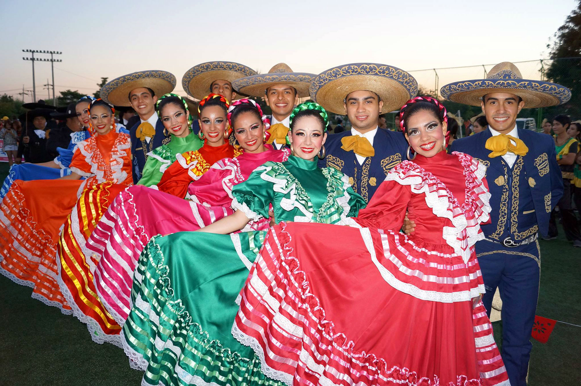 Какие народы в мексике. Мексика Харабе Тапатио. Нац костюм Мексики. Национальный костюм Мексики мужской. Халиско Мексика национальный костюм женщин.